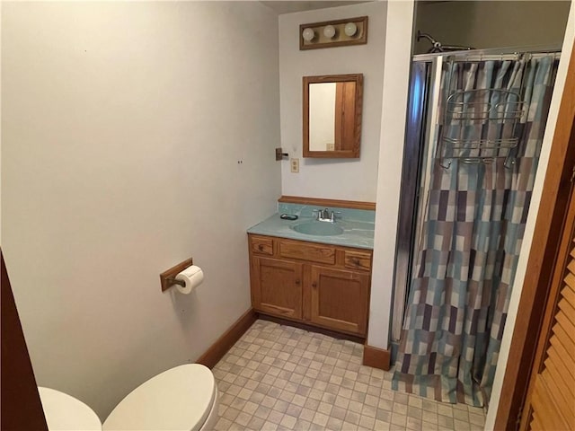 bathroom featuring a shower with curtain, vanity, and toilet