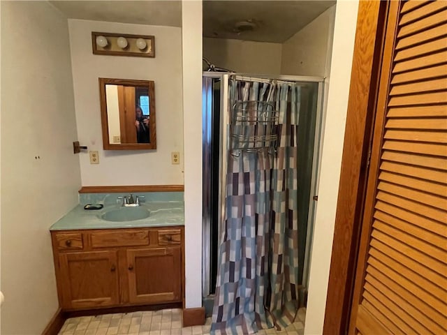 bathroom featuring a shower with shower curtain and vanity