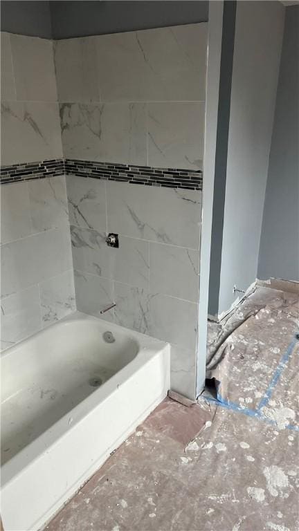 bathroom featuring tiled shower / bath