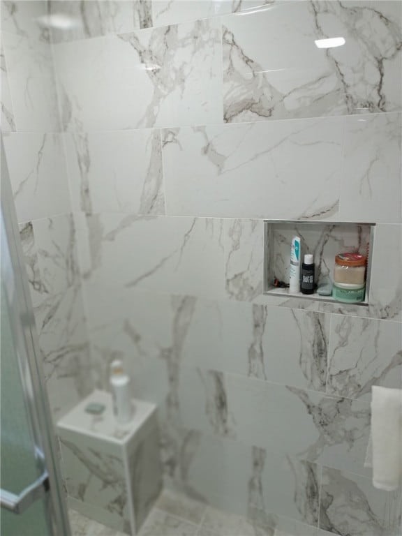 bathroom featuring a tile shower