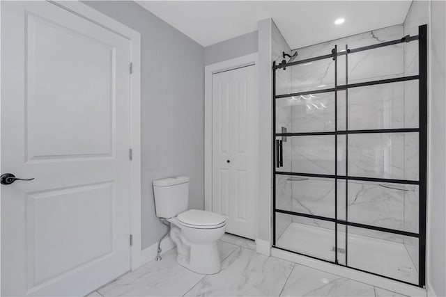 bathroom featuring tiled shower and toilet