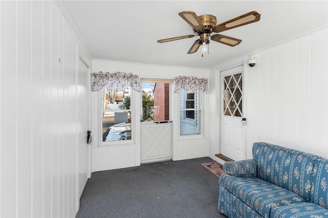 sunroom with ceiling fan