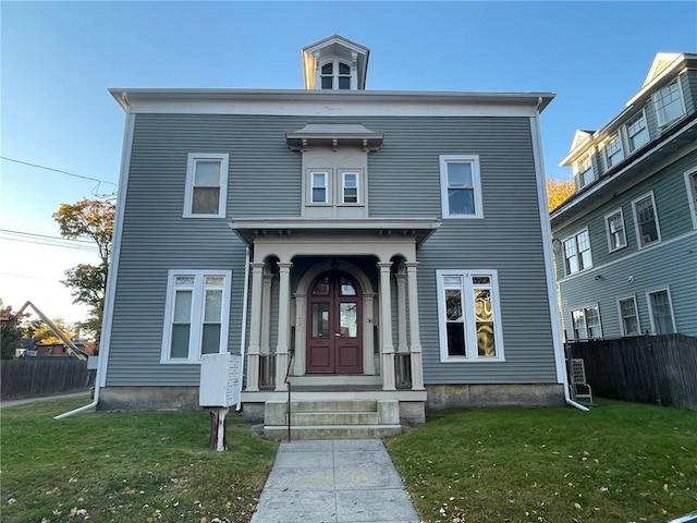 italianate house featuring a front yard