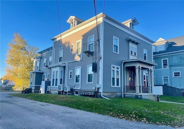 view of front of property featuring a front yard