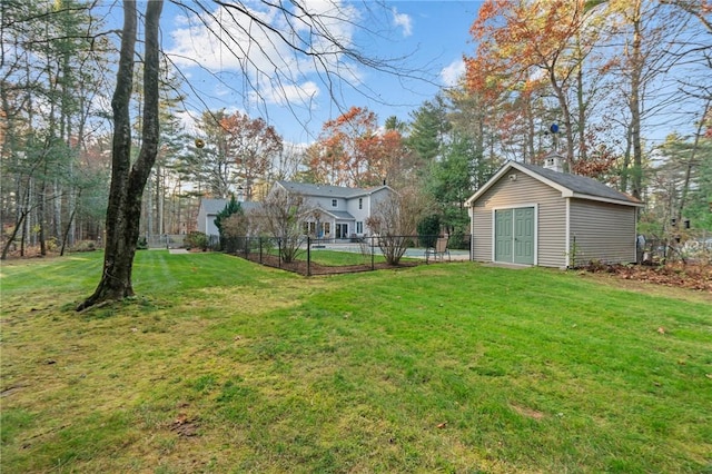 view of yard with an outbuilding