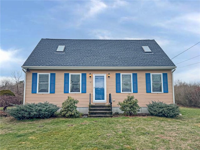 view of front of property featuring a front lawn