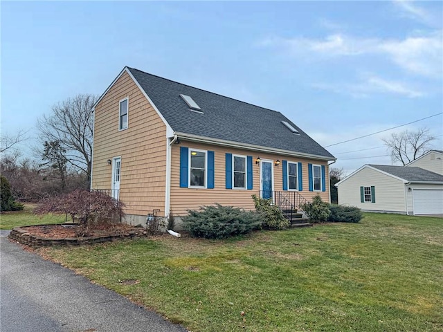 view of front of property featuring a front lawn