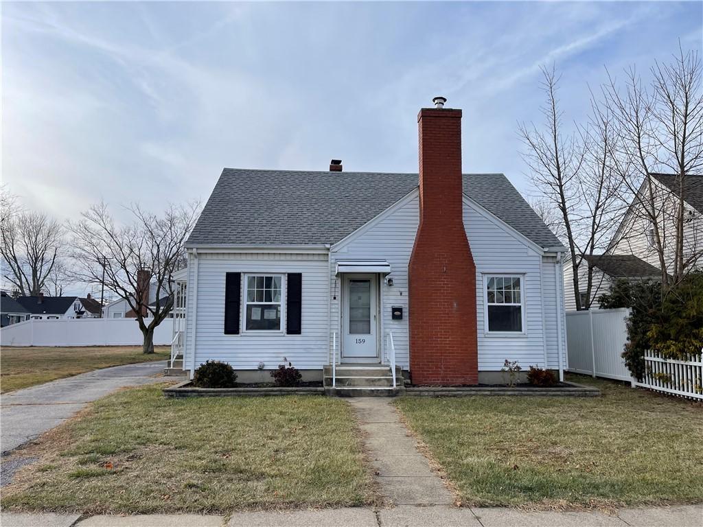 bungalow-style house featuring a front lawn