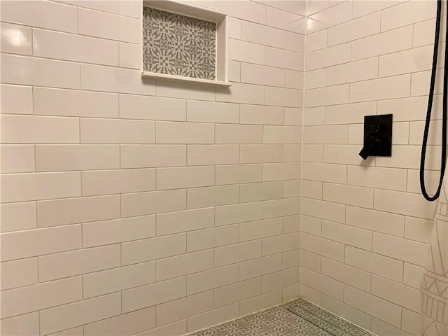 bathroom featuring a tile shower