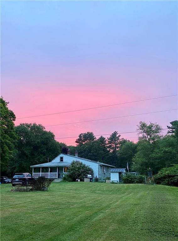 view of yard at dusk