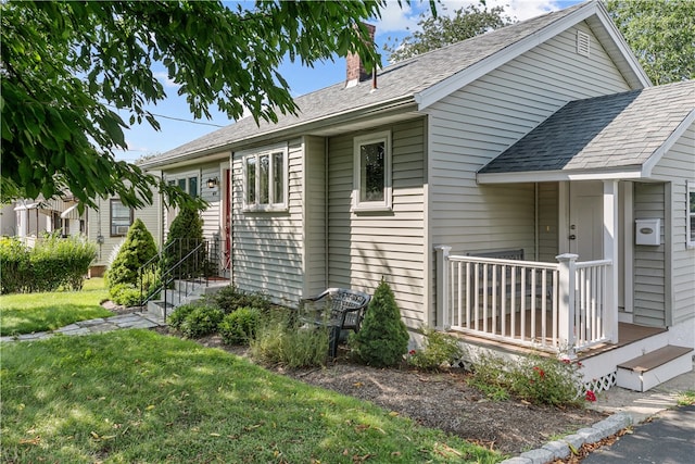 view of front of property with a front yard