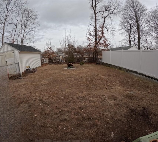 view of yard featuring a storage unit