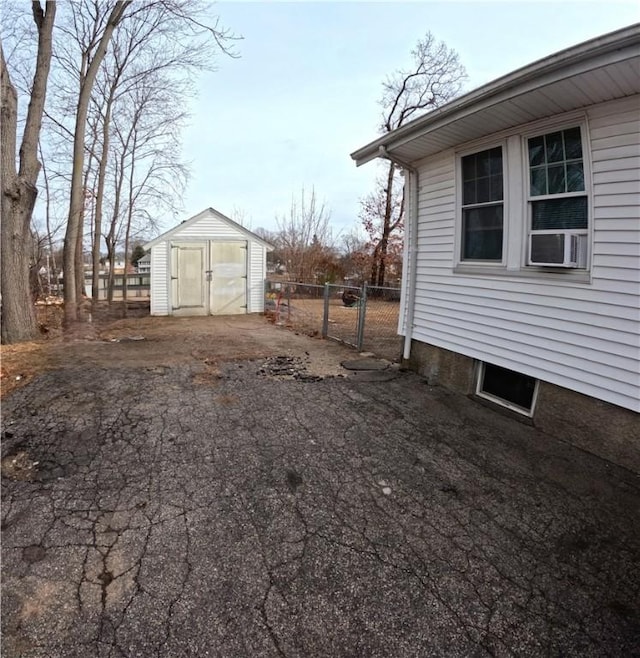 view of yard featuring a shed