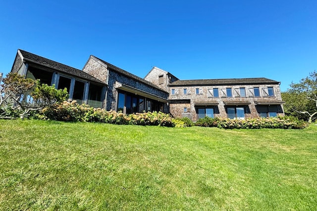 view of front facade featuring a front lawn