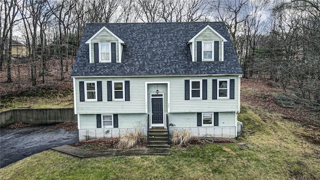 view of front of property featuring a front yard