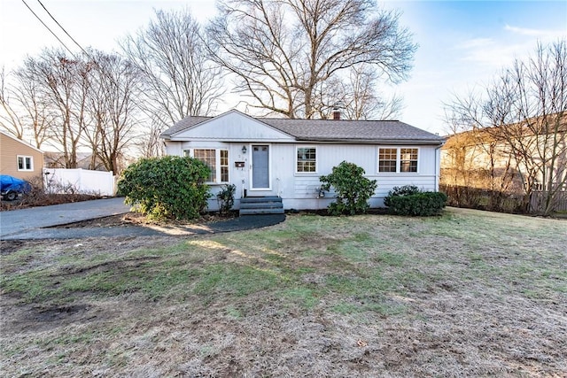 ranch-style home featuring a front lawn