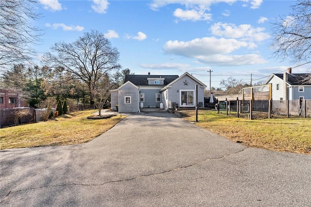 view of front of home featuring a front lawn