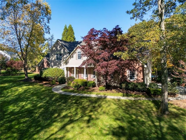 view of front facade featuring a front yard