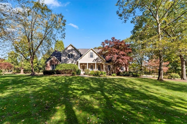 view of front of property featuring a front lawn