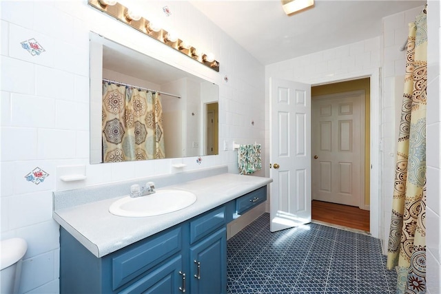 bathroom featuring a shower with shower curtain and vanity