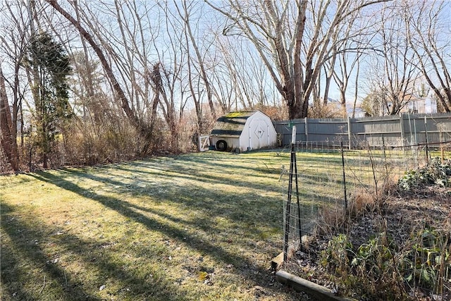 view of yard featuring a shed