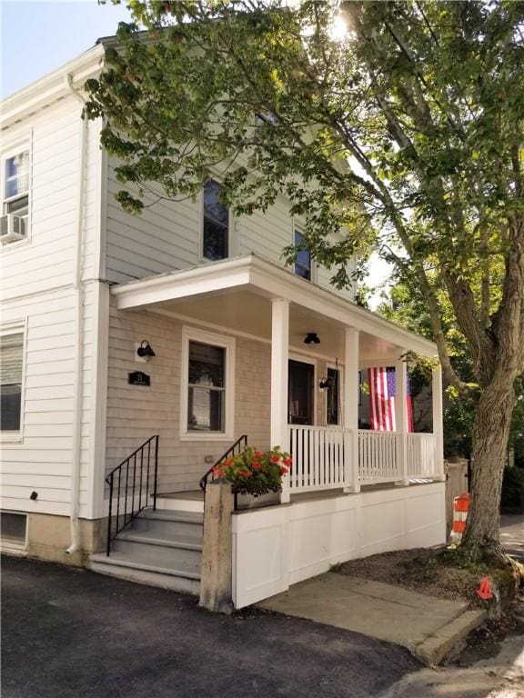 view of front of property featuring a porch