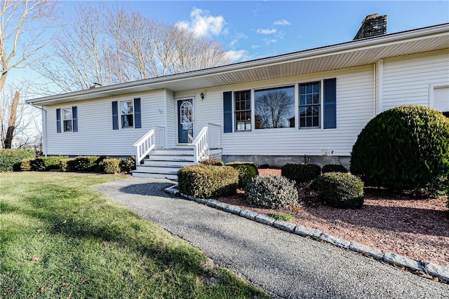 view of front facade with a front yard