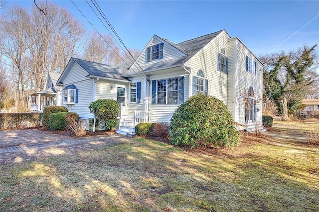 view of front facade featuring a front yard