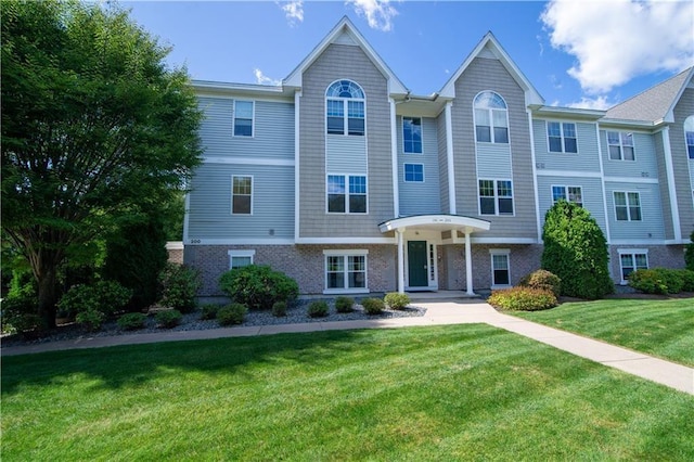 view of front of property featuring a front lawn