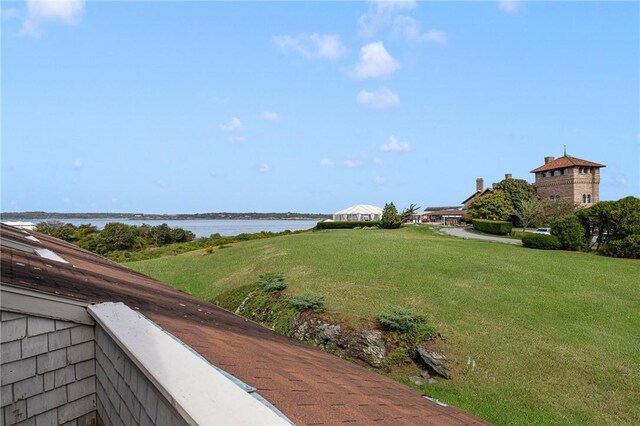 view of yard featuring a water view