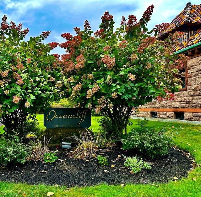 view of community / neighborhood sign