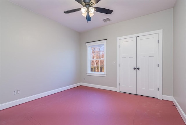 unfurnished bedroom with ceiling fan and a closet