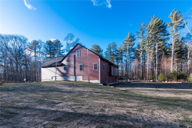 view of side of property featuring a lawn