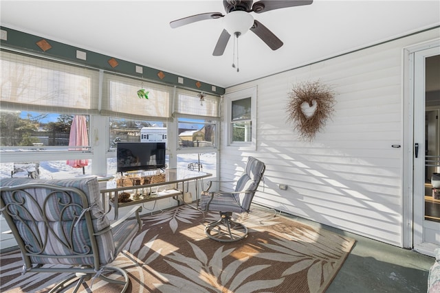 sunroom with ceiling fan