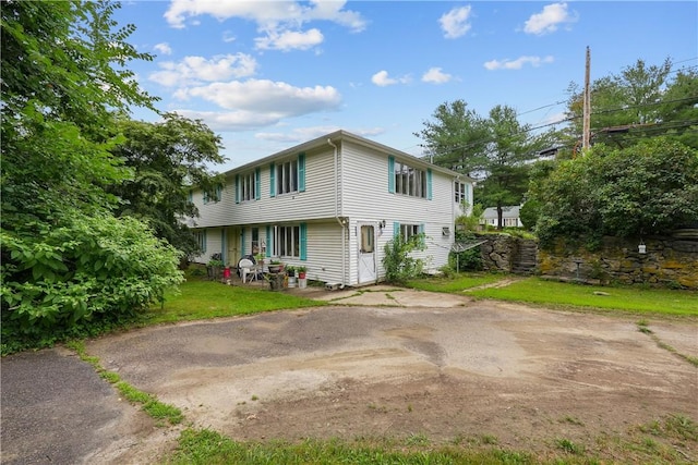 view of front of property with a front yard