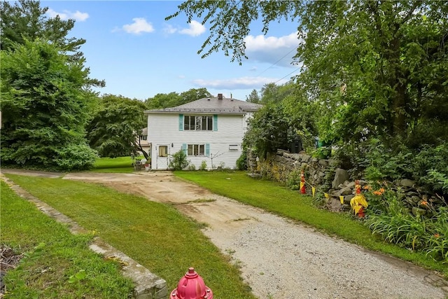 view of front of home featuring a front yard