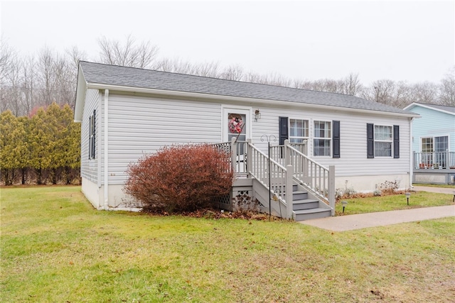 view of front of property featuring a front yard