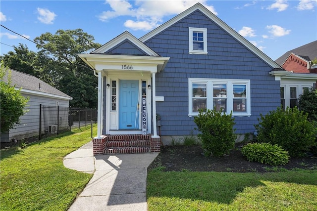 view of front of property featuring a front yard