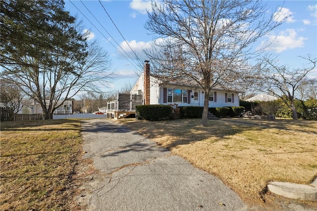 view of front of home featuring a front lawn