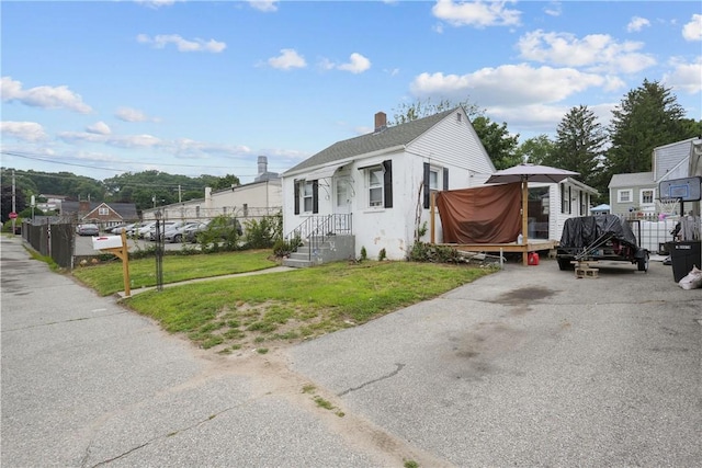 view of front of house featuring a front yard