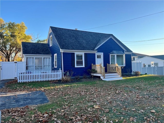 bungalow featuring a front yard