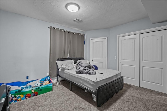 bedroom featuring carpet flooring and a textured ceiling