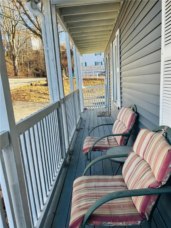 balcony featuring covered porch