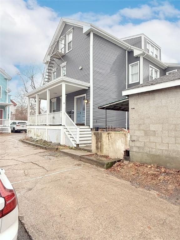 view of front of property featuring covered porch