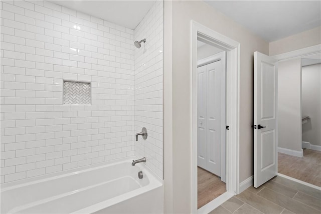 bathroom featuring tiled shower / bath