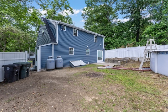 back of house featuring a yard