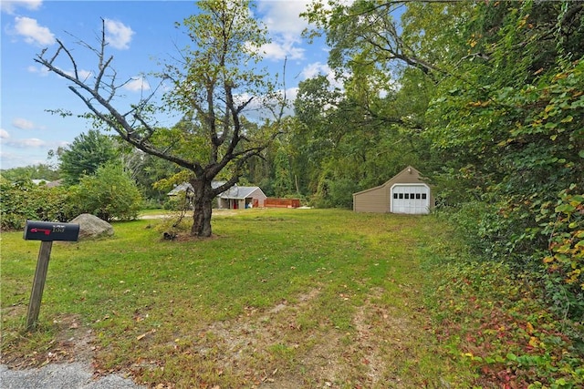 view of yard featuring an outdoor structure