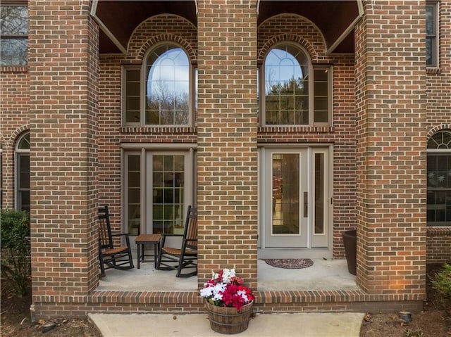 property entrance featuring a porch