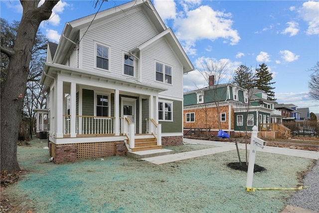 view of front of property featuring a front yard and a porch