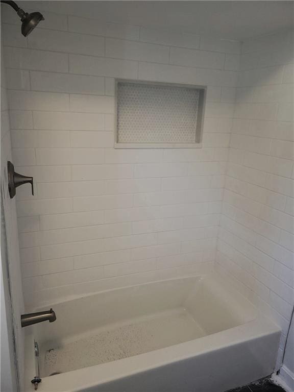 bathroom featuring tiled shower / bath